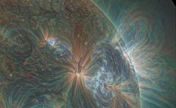 Эта красивая фотография Солнца в ультрафиолетовом диапазоне была получена сложением трёх по-разному раскрашенных снимков, отображающих волны разной длины (Alzate / SDO).