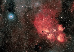 Тройная звезда Глизе Глизе 667 (23 световых года от нас) с планетами в зоне обитаемости и область активного звёздообразования Кошачья лапа (5,5 тысячи световых лет от нас) в созвездии Скорпиона. Снимок Европейской южной обсерватории (ESO / Digitized Sky Survey 2).